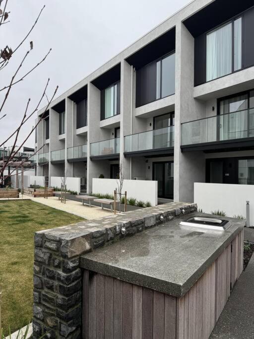 Black Cozy Christchurch Exterior photo