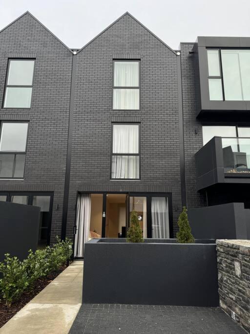 Black Cozy Christchurch Exterior photo